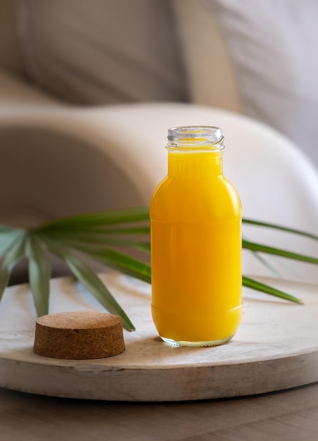 Świeży sok pomarańczowy w małym szklanym słoju na drewnianym stole koncepcja zdrowego życia pionowy baner z wolnym miejscem na tekst