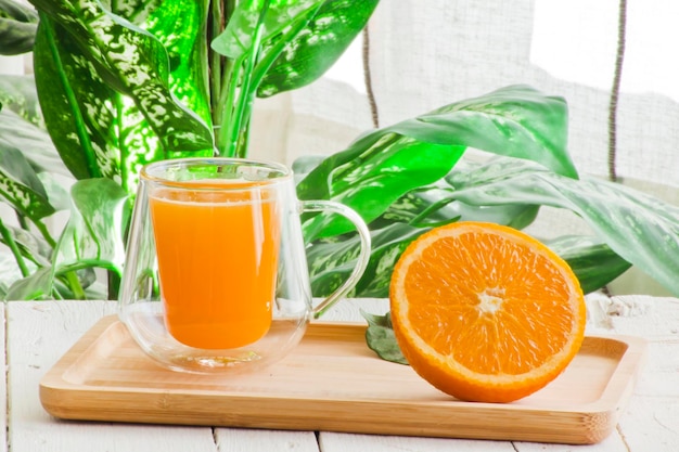 Świeży sok pomarańczowy w szklance