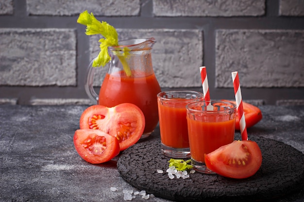 Świeży sok pomidorowy. Selektywne skupienie