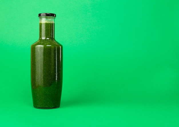 Zdjęcie Świeży sok ze szpinaku z selera w plastikowej butelce zdrowe odżywianie dieta na sok detox