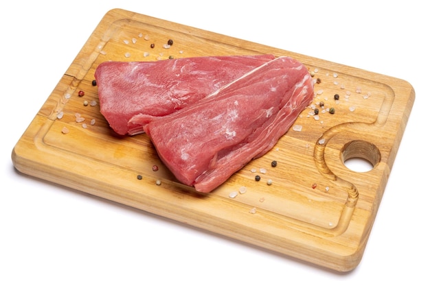 Świeży stek z tuńczyka na drewnianej desce do serwowania na białym tle