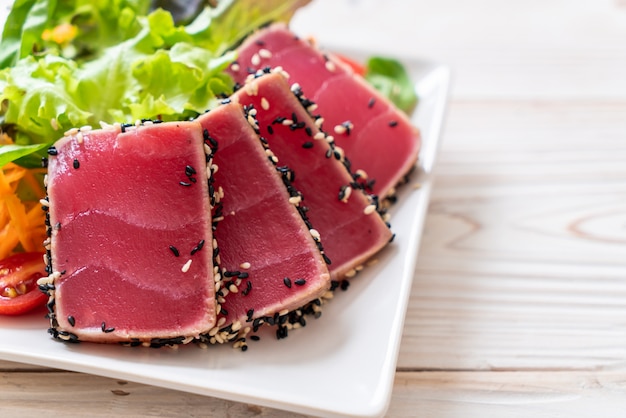 świeży surowy tuńczyk z sałatką warzywną