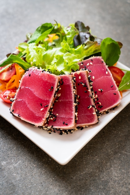 świeży surowy tuńczyk z sałatką warzywną