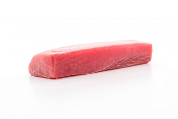 świeży tuńczyk na białym