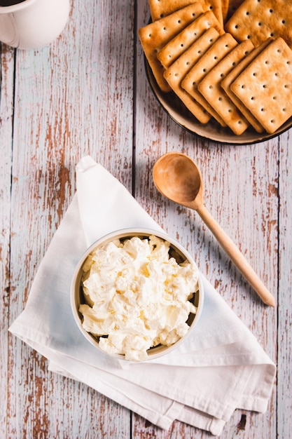 Świeży włoski ser mascarpone w misce na stole i w widoku pionowym