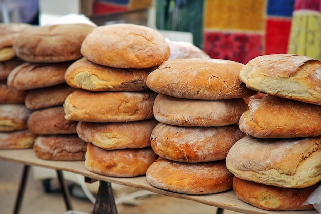 Świeży zdrowy ekologiczny chleb na publicznym bazarze Zdjęcie