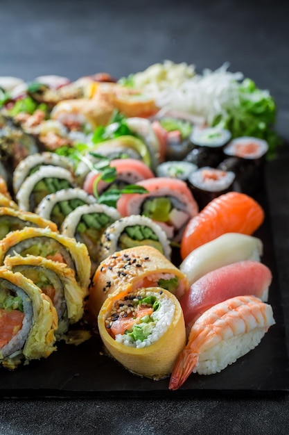 Świeży zestaw sushi z wasabi i sosem sojowym