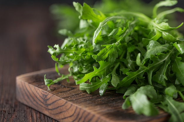 Świeży zielony arugula w pucharze na stole. Rukola na sałatkę