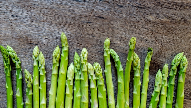 Świeży Zielony Asparagus Na Drewnianym Tle