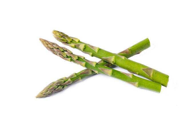 Świeży zielony asparagus odizolowywający na białym tle