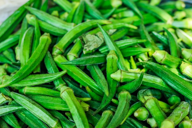 Świeży zielony okra w warzywo rynku