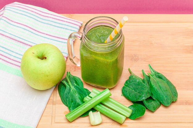 Zdjęcie Świeży zielony smoothie z jabłkowego selera i szpinaku w szklanym słoiku