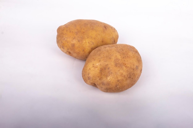 świeży ziemniak na białej powierzchni