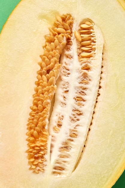 Świeżych dojrzałych melona organicznych przeciąć połowę z nasionami, z bliska