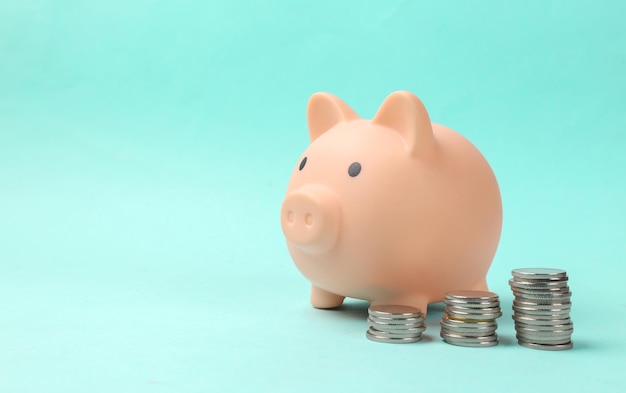 Zdjęcie Świnia z skrzynką z monetami na niebieskim tle inwestycja oszczędza twoje pieniądze
