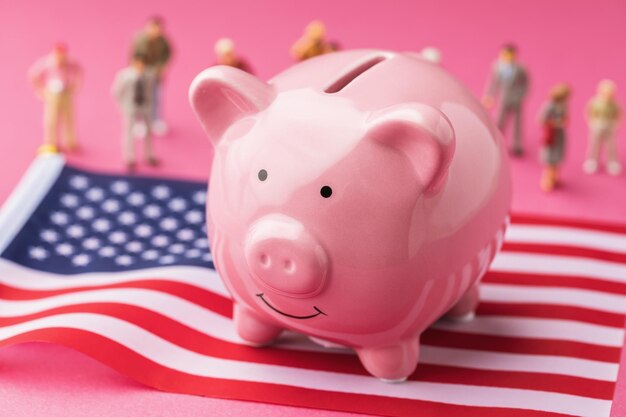 Świnka-skarbonka Flaga USA i koncepcja plastikowych zabawek mężczyzn na temat dochodów ludności Ameryki