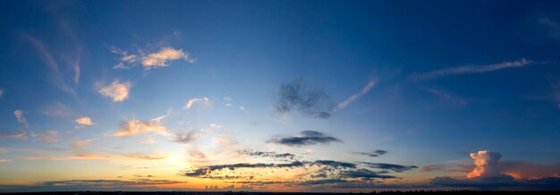 Świt lub zachód słońca, panorama. Drone widok jasne chmury niebo i słońce.