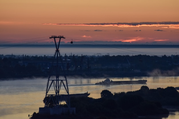 świt nad kolejką linową przez rzekę