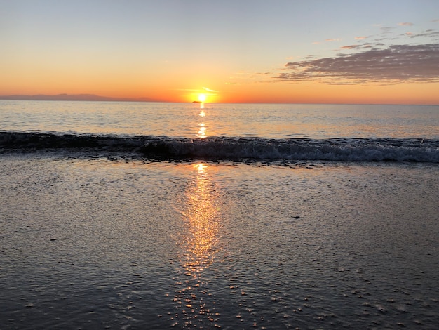 Świt nad morzem, piaszczysta plaża Rodos, Grecja