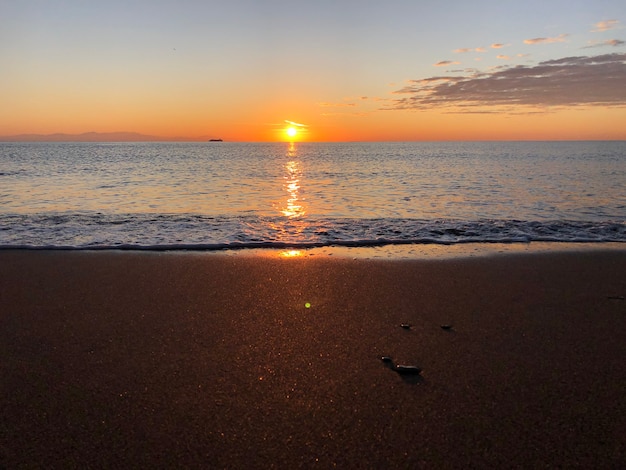 Świt nad morzem, piaszczysta plaża Rodos, Grecja