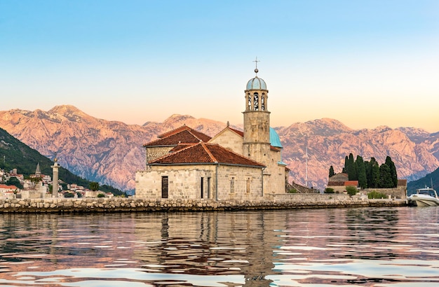 Świt nad wyspą Matki Bożej na Skale w Perast w Czarnogórze