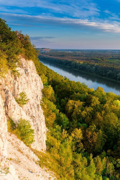 Świt Promieniuje Słońcem Nad Rzeką. Skaliste Wybrzeże Kredowe. Krajobraz Panorama Tapety.