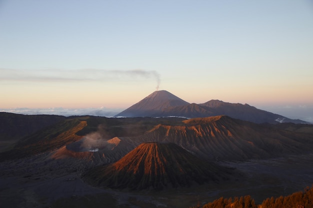 Świt w wulkanie Bromo na wyspie Jawa Indonezja