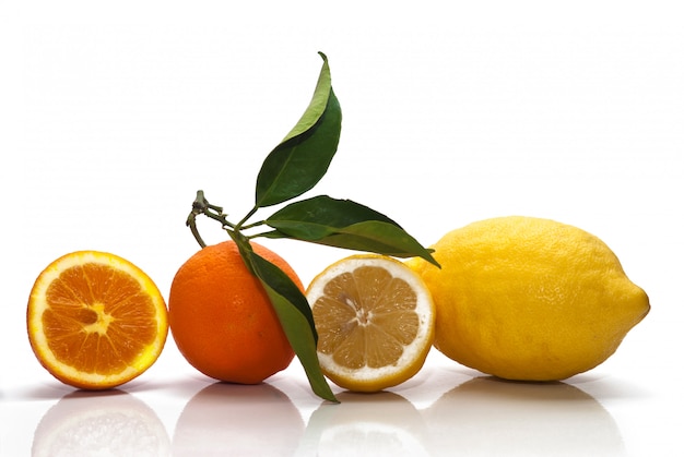 Sycylijskie pomarańcze i cytryny na białym tle