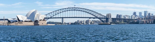 Zdjęcie sydney australia 27 lipca 2019 r. panoramiczny obraz opery w sydney i mostu sydney harbour, dwóch najsłynniejszych zabytków sydney