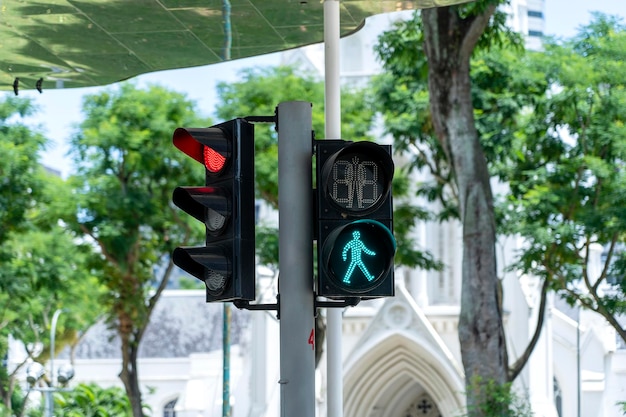 Zdjęcie sygnalizacja świetlna miasta z zieloną postacią pieszego na ulicy w singapurze