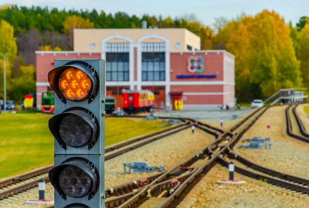 Sygnalizacja świetlna na ziemi na stacji kolejowej.