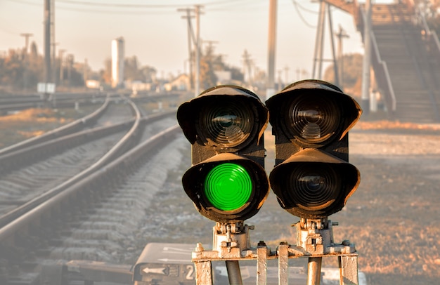 Sygnalizacja świetlna pokazuje zielony sygnał na kolei. przezroczyste tło