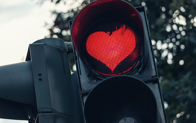 sygnalizacja świetlna z czerwonym sercem w mieście