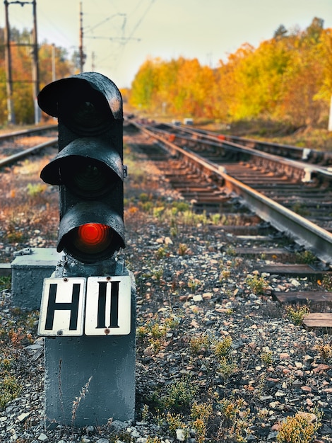 Zdjęcie sygnalizacja świetlna z czerwonym sygnałem na stacji kolejowej