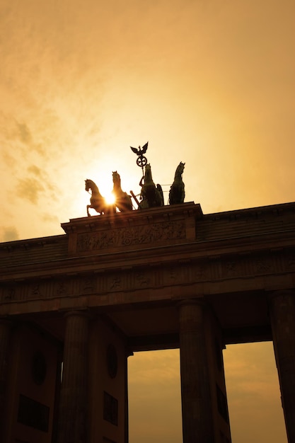 Zdjęcie sylwetka bramy brandenburskiej berlin