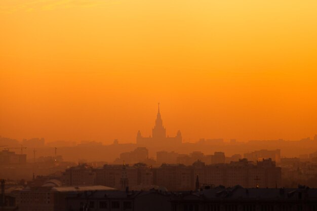 Sylwetka Budynku Uniwersytetu Moskiewskiego Na Tle Pomarańczowego Nieba O Zachodzie Słońca