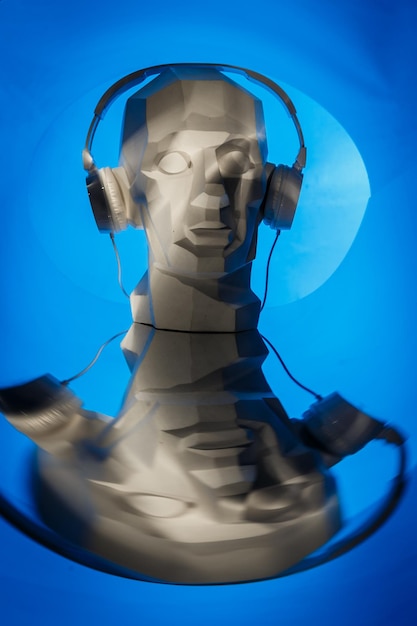 Sylwetka cyber cyfrowej głowy w słuchawkach jako dj. Cyber-cyfrowa koncepcja dźwięku i muzyki Audiophilia