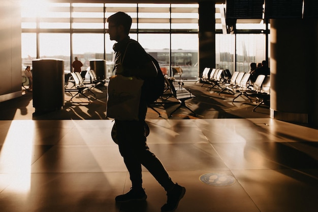 Sylwetka człowieka przechodzącego przez terminal lotniska