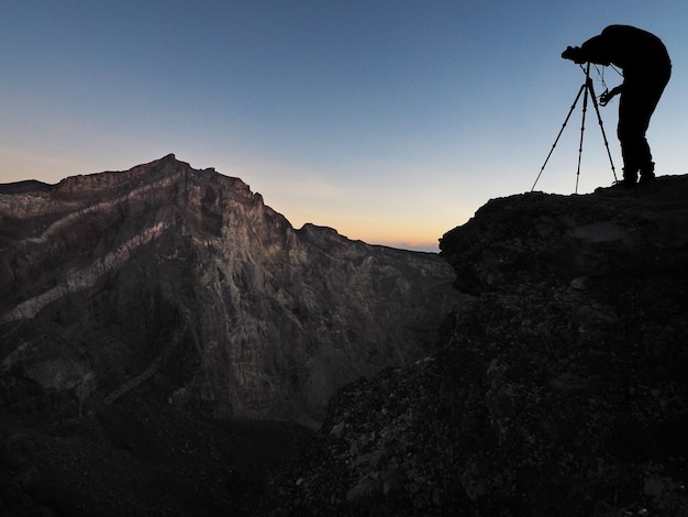 Sylwetka Fotograf Bierze Krajobrazową Fotografię Przy Agung Wulkanu Górą