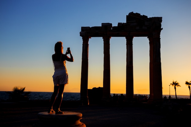 Sylwetka Fotografuje Na Telefonie Dziewczyna świątynia Apollo Przy Zmierzchem