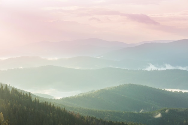 Zdjęcie sylwetka góry o wschodzie słońca. piękne naturalne tło.