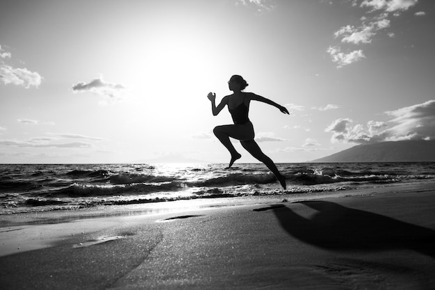 Sylwetka Kobiety Biegacza ćwiczy Bieganie Sprint Trening Na Plaży Jogging Zdrowy Na Zewnątrz W...