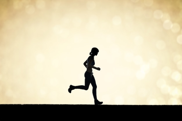 Sylwetka kobiety biegającej lub biegaczki