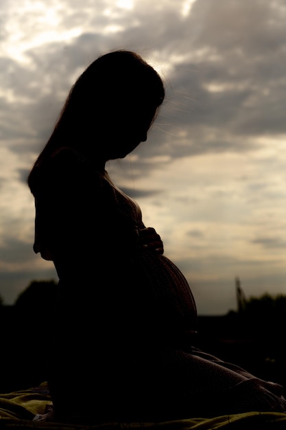 Sylwetka kobiety w ciąży na zewnątrz