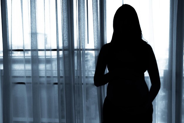 Sylwetka kobiety w ciąży w sypialni