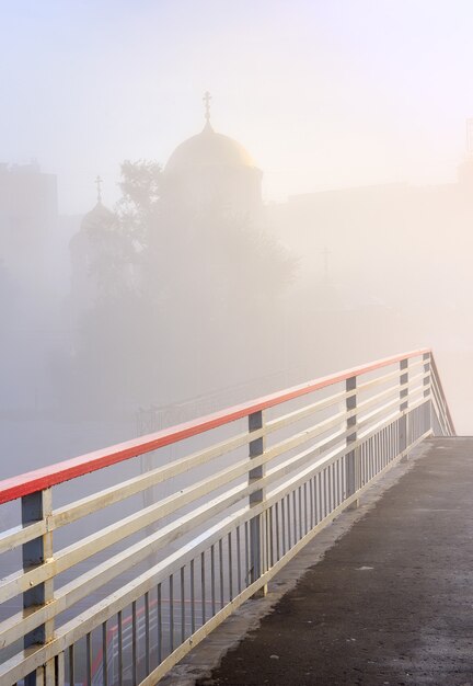 Sylwetka Kopuły świątyni W Mgle Czerwonej Balustrady Mostu Dla Pieszych