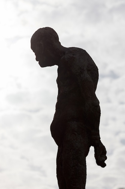 Zdjęcie sylwetka ludzkiej posągu z kamienia