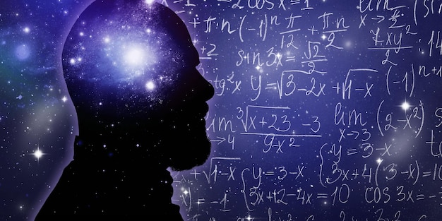 Zdjęcie sylwetka mężczyzny z wszechświatem w głowie.