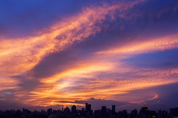 Sylwetka miasta z niebem na zachód słońca, Bangkok, Tajlandia