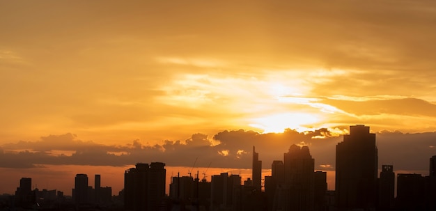 Zdjęcie sylwetka miasta z niebem na zachód słońca, bangkok, tajlandia